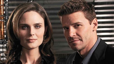 capitulo de bones donde brennan y booth hacen el amor|doctora brennan y agenta booth.